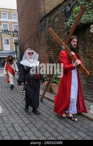 London, Großbritannien. Die Teilnehmer des Kneipenbummel „Christathon“ verkleiden sich während eines jährlichen Ausflugs am Ostersonntag als Jesus und andere religiöse Figuren Stockfoto