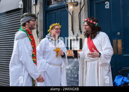 London, Großbritannien. Die Teilnehmer des Kneipenbummel „Christathon“ verkleiden sich während eines jährlichen Ausflugs am Ostersonntag als Jesus und andere religiöse Figuren Stockfoto