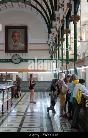 Innenansicht des zentralen Postamts mit Porträt von Ho Chi Minh, Ho Chi Minh City (Saigon), Vietnam Stockfoto