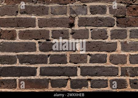 Backsteinmauerfragment aus Fort Sumpter in Charleston, South Carolina. Fingerabdrücke von versklavten Menschen können in einigen Ziegeln beobachtet werden. Stockfoto