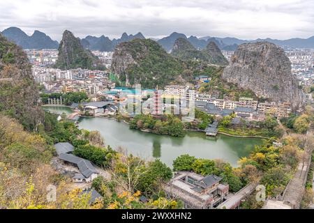 Malerischer Blick auf den Mulong-See und die Stadt Guilin vom Gipfel des Diecai-Berges, horizontales Bild mit Kopierraum Stockfoto