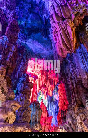 Die wunderschön beleuchteten Schilfflötenhöhlen zeigen den Kristallpalast des Drachenkönigs. Befindet sich in Guilin, Guangxi Provine, China Stockfoto