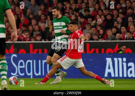 Lissabon, Portugal. April 2024. Lissabon, Portugal, 2. April 2024: Paulinho (20 Sporting CP) und Alexander Bah (6 SL Benfica) im TACA de Portugal Spiel zwischen SL Benfica und Sporting CP im Estadio da Luz in Lissabon, Portugal. (Pedro Porru/SPP) Credit: SPP Sport Press Photo. /Alamy Live News Stockfoto