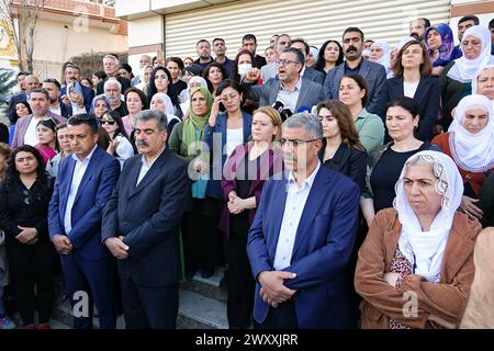 Serhat Eren, Diyarbakir-Abgeordneter der Partei für Gleichstellung und Demokratie (dem), wird während des Protestes gesehen. Die Entscheidung des Justizministeriums, das Recht auf Wahl des Metropolitan Mayor Kandidaten der Partei für Gleichstellung und Demokratie, Abdullah Zeydan, der die Kommunalwahlen in Van gewann, zu streichen, wurde von den kurdischen politischen Parteien protestiert. Mitglieder und Abgeordnete der Partei für Gleichstellung und Demokratie (dem) und der Partei für Demokratische Regionen (DBP) nahmen an dem Protest vor dem Gebäude des Provinzwahlausschusses in Diyarbak Teil Hunderte von Menschen Stockfoto