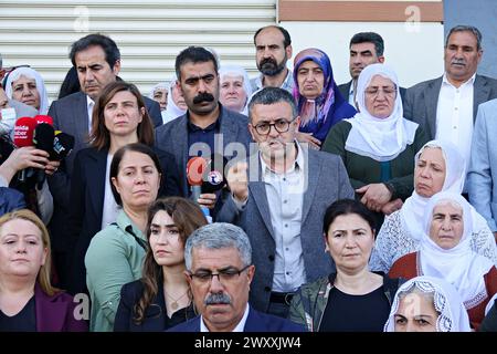 Serhat Eren (C), Diyarbakir-Abgeordneter der Partei für Gleichstellung und Demokratie (dem), wird während des Protestes gesehen. Die Entscheidung des Justizministeriums, das Recht auf Wahl des Metropolitan Mayor Kandidaten der Partei für Gleichstellung und Demokratie, Abdullah Zeydan, der die Kommunalwahlen in Van gewann, zu streichen, wurde von den kurdischen politischen Parteien protestiert. Mitglieder und Abgeordnete der Partei für Gleichstellung und Demokratie (dem) und der Partei für Demokratische Regionen (DBP) nahmen an dem Protest vor dem Gebäude des Provinzwahlausschusses in Diyarbak Teil Hunderte von P Stockfoto