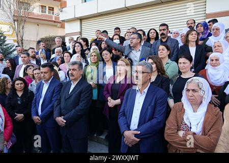 Serhat Eren, Diyarbakir-Abgeordneter der Partei für Gleichstellung und Demokratie (dem), wird während des Protestes gesehen. Die Entscheidung des Justizministeriums, das Recht auf Wahl des Metropolitan Mayor Kandidaten der Partei für Gleichstellung und Demokratie, Abdullah Zeydan, der die Kommunalwahlen in Van gewann, zu streichen, wurde von den kurdischen politischen Parteien protestiert. Mitglieder und Abgeordnete der Partei für Gleichstellung und Demokratie (dem) und der Partei für Demokratische Regionen (DBP) nahmen an dem Protest vor dem Gebäude des Provinzwahlausschusses in Diyarbak Teil Hunderte von Menschen Stockfoto