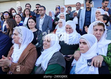 Eine Gruppe kurdischer Friedensmütter nimmt an dem Protest Teil. Die Entscheidung des Justizministeriums, das Recht auf Wahl des Metropolitan Mayor Kandidaten der Partei für Gleichstellung und Demokratie, Abdullah Zeydan, der die Kommunalwahlen in Van gewann, zu streichen, wurde von den kurdischen politischen Parteien protestiert. Mitglieder und Abgeordnete der Partei für Gleichstellung und Demokratie (dem) und der Partei für Demokratische Regionen (DBP) nahmen an dem Protest vor dem Gebäude des Provinzwahlausschusses in Diyarbak Teil Hunderte von Menschen versammelten sich vor dem Wahlausschuss und protestierten gegen die DE Stockfoto