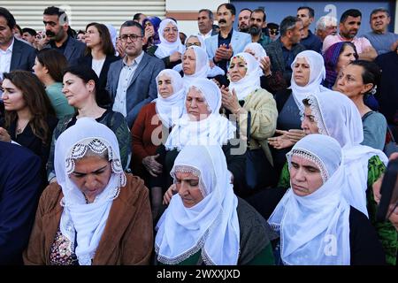 Eine Gruppe kurdischer Friedensmütter nimmt an dem Protest Teil. Die Entscheidung des Justizministeriums, das Recht auf Wahl des Metropolitan Mayor Kandidaten der Partei für Gleichstellung und Demokratie, Abdullah Zeydan, der die Kommunalwahlen in Van gewann, zu streichen, wurde von den kurdischen politischen Parteien protestiert. Mitglieder und Abgeordnete der Partei für Gleichstellung und Demokratie (dem) und der Partei für Demokratische Regionen (DBP) nahmen an dem Protest vor dem Gebäude des Provinzwahlausschusses in Diyarbak Teil Hunderte von Menschen versammelten sich vor dem Wahlausschuss und protestierten gegen die DE Stockfoto