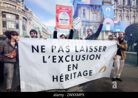 Während der Demonstration gegen die Wohnungskrise halten die Demonstranten vor dem Pariser Rathaus ein Banner mit der Aufschrift "Vermächtnis nicht als Erbe lassen". Tausende von Menschen nahmen an der Demonstration für das Recht auf Wohnung in Paris Teil. Die Bewegung, die vom Verein DAL Droit Au Logement organisiert wurde, konzentrierte sich darauf, den Beginn der Räumungen zu verurteilen, die Anfang April beginnen werden. Es wurde auch eine Senkung der Mieten, die Beschaffung leerer Häuser zur Miete, die Unterbringung für alle Bewohner und ein Ende der Immobilienspekulation gefordert. Stockfoto