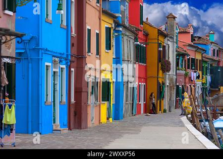 Farbenfrohe Häuser am Kanal, Burano, Venetien, Italien Stockfoto