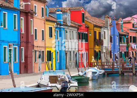 Farbenfrohe Häuser am Kanal, Burano, Venetien, Italien Stockfoto