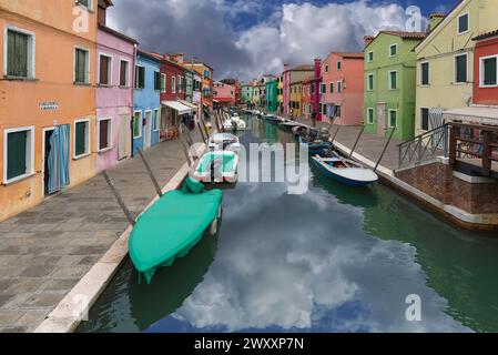 Farbenfrohe Häuser am Kanal in Burano, Venedig, Italien Stockfoto