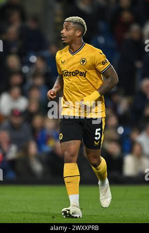 Burnley, Großbritannien. April 2024. Burnley, England, 2. April 2024: Mario Lemina of Wolves während des Premier League-Fußballspiels zwischen Burnley und Wolverhampton Wanderers im Turf Moor in Burnley, England (will Palmer/SPP) Credit: SPP Sport Press Photo. /Alamy Live News Stockfoto