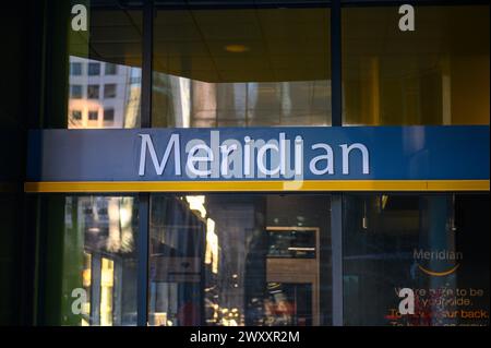 Toronto, ON, Kanada - 17. Februar 2023: Sehen Sie sich das Logo der Meridian Bank in der Innenstadt von Toronto an Stockfoto