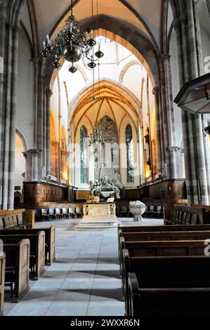 Die lutherische Kirche St. Thomas, Eglise St. Thomas de Straßburg, Elsass, Blick auf den Altar und die Bänke in einer gotischen Kirche mit Säulen und Stein Stockfoto