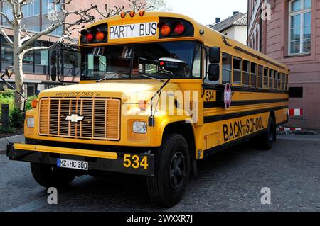 Party Limo Bus, originaler US-Schulbus, umgebaut zu einer Party-Location, Seitenansicht eines gelben Schulbusses, der in einen Party-Bus umgewandelt wurde, der auf einer Straße geparkt wurde Stockfoto