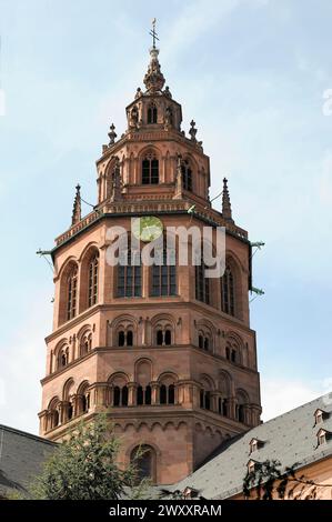 Der Hochdom von Mainz, historischer gotischer Turm mit Uhr auf einem Gebäude unter blauem Himmel, Mainz, Rheinland-Pfalz, Deutschland Stockfoto