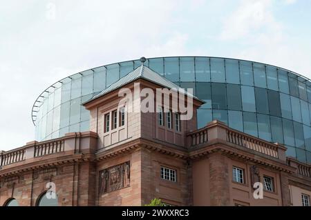 Gebäude des Mainzer Staatstheaters, erbaut zwischen 1829 und 1833 von Georg Moller im klassizistischen Stil, Gutenbergplatz, Mainz, moderne Glasfassade Stockfoto