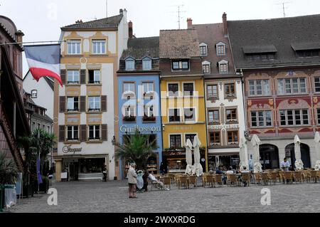 Häuserreihe, Stadtzentrum, Straßenblick mit bunten Gebäuden und einem Café in einem historischen Stadtviertel, Mulhouse, Elsass, Frankreich Stockfoto