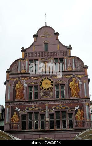 Historisches Museum Rathaus (Hotel de ville), altes rosafarbenes Rathaus mit Uhr und Skulpturen im Renaissance-Stil, Mulhouse, Elsass, Frankreich Stockfoto