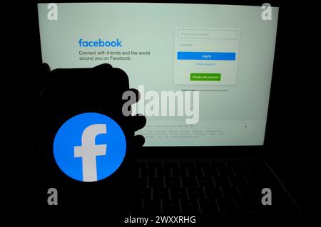 New York, Usa. April 2024. In dieser Abbildung ist das Facebook-Logo auf einem Smartphone-Bildschirm zu sehen, der sich vor der Facebook-Anmeldeseite auf einem Laptop-Bildschirm befindet. (Foto von Jimin Kim/SOPA Images/SIPA USA) *** ausschließlich für redaktionelle Nachrichten *** Credit: SIPA USA/Alamy Live News Stockfoto