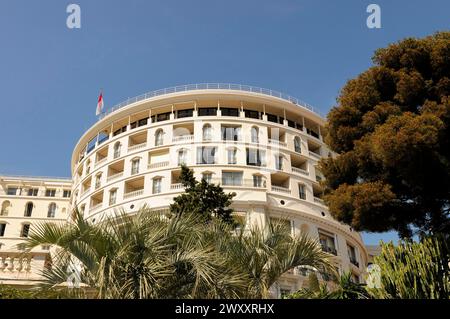 Kasino, Teilblick, Monte Carlo, Fürstentum Monaco, Ein rundes Hotelgebäude mit vielen Fenstern und Balkonen, umgeben von üppigem Grün, Cote Stockfoto