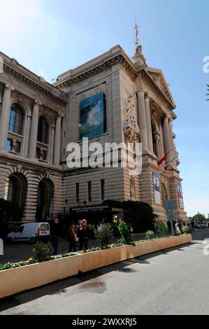 Ozeanographisches Museum, Monte Carlo, Fürstentum Monaco, Besucher betreten ein großes Museum mit beeindruckender Architektur und einem Blumenbeet im Stockfoto