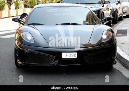 Ferrari 430 im Kasino Monte Carlo, Ein schwarzer Sportwagen, der auf einer Straße parkt, verströmt sein elegantes Design Luxus, Monte Carlo, Fürstentum Monaco Stockfoto