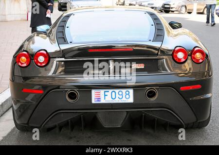 Ferrari 430 im Kasino Monte Carlo, die Rückseite eines schwarzen Ferrari F430 mit italienischen Nummernschildern in einer Stadt, Monte Carlo, Fürstentum Monaco Stockfoto