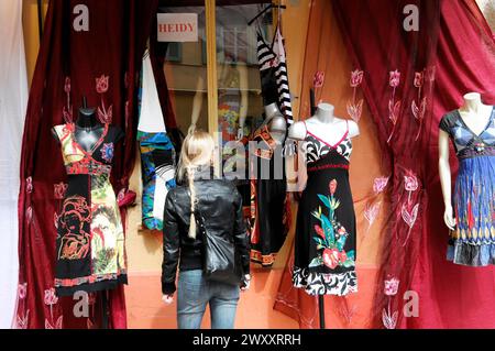 Blick auf einen Kleiderladen mit verschiedenen Kleidungsstücken im Fenster, Nizza, Cote d'Azur, Frankreich Stockfoto