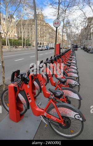 Rote Leihfahrräder von Bicing, Gran Via de les Corts Catalanes, Barcelona, Katalonien, Spanien Stockfoto