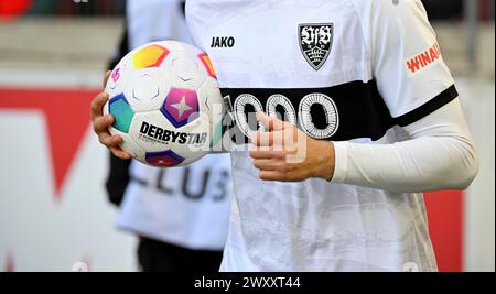 Nahaufnahme, Sondertrikot 1000. Bundesliga-Spiel VfB Stuttgart, Adidas Derbystar Match Ball, MHPArena, MHP Arena Stuttgart, Baden-Württemberg Stockfoto