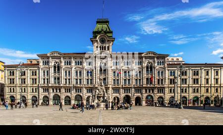 Palazzo del Municipio, Rathaus im eklektischen Stil, Piazza Unita d'Italia im Herzen der Stadt, auf drei Seiten von herrlichen umgeben Stockfoto