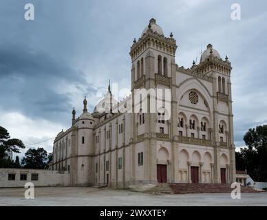 Blick auf die Akropolis, auch bekannt als St. Louis Kathedrale, ist eine römisch-katholische Kirche im Herzen des Gouvernements Tunis in Tunesien. Stockfoto