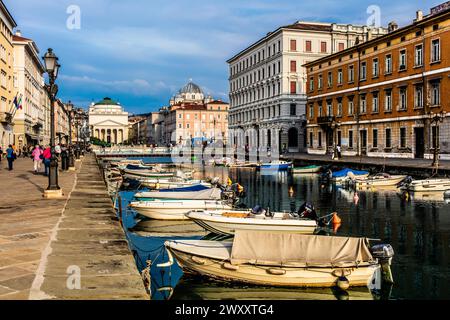 Handels- und Wohnhäuser alter Familien am Canal Grande im Herzen von Borgo Teresiano, Triest, Hafenstadt an der Adria, Friaul Stockfoto