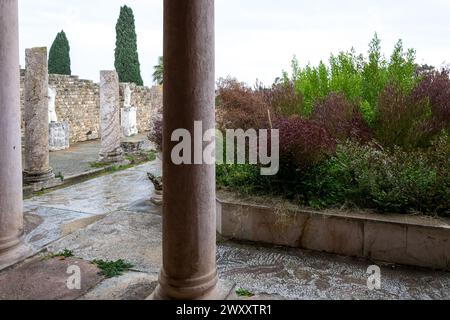 Blick auf die Thermen von Antoninus oder die Thermen von Karthago in Karthago, Tunesien, die größte Gruppe römischer Thermen auf dem afrikanischen Kontinent Stockfoto