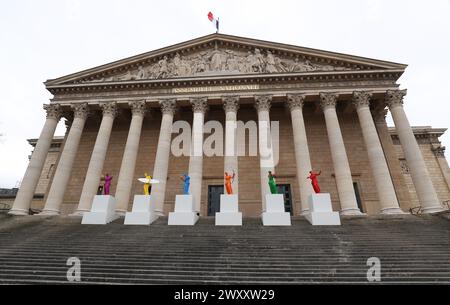 Paris, Frankreich. April 2024. Olympische und paralympische Skulpturen sind vor der Nationalversammlung in Paris, Frankreich, am 2. April 2024 zu sehen. Quelle: Gao Jing/Xinhua/Alamy Live News Stockfoto