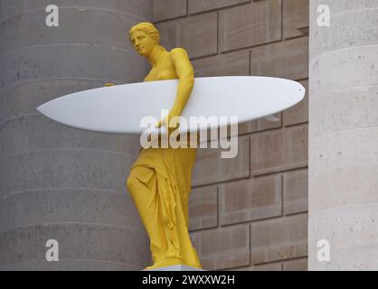 Paris, Frankreich. April 2024. Eine Skulptur mit olympischen und paralympischen Themen ist vor der Nationalversammlung in Paris, Frankreich, am 2. April 2024 zu sehen. Quelle: Gao Jing/Xinhua/Alamy Live News Stockfoto