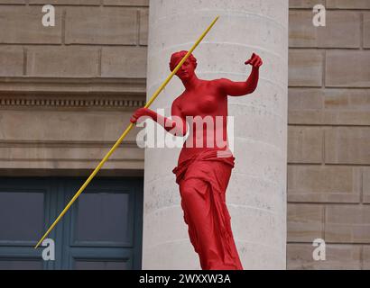 Paris, Frankreich. April 2024. Eine Skulptur mit olympischen und paralympischen Themen ist vor der Nationalversammlung in Paris, Frankreich, am 2. April 2024 zu sehen. Quelle: Gao Jing/Xinhua/Alamy Live News Stockfoto