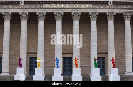 Paris, Frankreich. April 2024. Olympische und paralympische Skulpturen sind vor der Nationalversammlung in Paris, Frankreich, am 2. April 2024 zu sehen. Quelle: Gao Jing/Xinhua/Alamy Live News Stockfoto