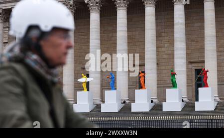 Paris, Frankreich. April 2024. Olympische und paralympische Skulpturen sind vor der Nationalversammlung in Paris, Frankreich, am 2. April 2024 zu sehen. Quelle: Gao Jing/Xinhua/Alamy Live News Stockfoto