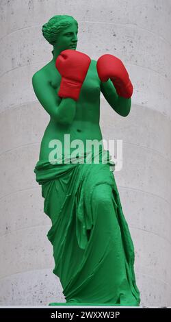 Paris, Frankreich. April 2024. Eine Skulptur mit olympischen und paralympischen Themen ist vor der Nationalversammlung in Paris, Frankreich, am 2. April 2024 zu sehen. Quelle: Gao Jing/Xinhua/Alamy Live News Stockfoto