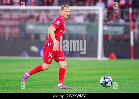 Lodz, Polen. April 2024. Andrejs Ciganiks aus Widzew wurde während des Polnischen PKO Ekstraklasa League-Spiels zwischen Widzew Lodz und Korona Kielce im Widzew Lodz Municipal Stadium gesehen. Endergebnis: Widzew Lodz gegen Korona Kielce 3:1. (Foto: Mikolaj Barbanell/SOPA Images/SIPA USA) Credit: SIPA USA/Alamy Live News Stockfoto