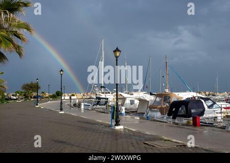 Blick auf den Hafen von Sidi Bou Said, eine malerische Stadt und beliebte Touristenattraktion, etwa 20 km nordöstlich der Hauptstadt Tunis Stockfoto