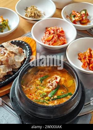 Suppe mit Sojabohnenpaste, gegrilltes Rindfleisch und Beilagen. Typisch koreanisches Essen. Hochwinkelansicht. Stockfoto