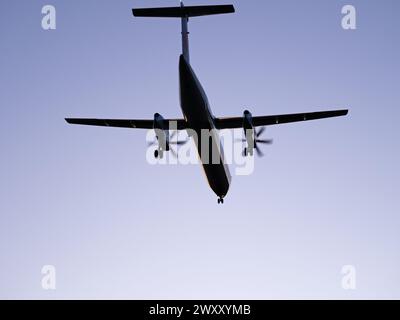 Richmond, British Columbia, Kanada. März 2024. Ein Air Canada Express de Havilland Canada Dash 8-400 Turboprop-Flugzeug (C-GXJZ) über der Luft beim Landeanflug auf den internationalen Flughafen Vancouver. (Credit Image: © Bayne Stanley/ZUMA Press Wire) NUR REDAKTIONELLE VERWENDUNG! Nicht für kommerzielle ZWECKE! Stockfoto