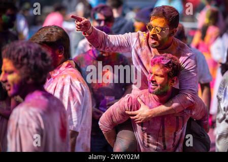 London, Großbritannien. 30. März 2024. Die mit Farbe bedeckten Teilnehmer nehmen an den Tanzfestlichkeiten während des Holi Festivals of Joy and Colours Teil. Das Holi Festival of Joy and Colours wurde von Indian Ladies UK organisiert. Familie und Freunde versammelten sich am 30. März 2024 zum authentischsten Holi-Erlebnis in London. Essen, Tanz, Musik und viele Farben. Quelle: SOPA Images Limited/Alamy Live News Stockfoto