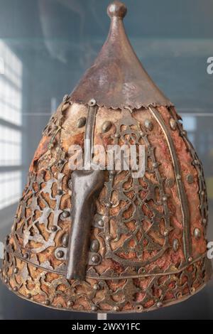 Osmanischer Bronzehelm, 16. Jahrhundert, Zitadellenmuseum, Diyarbakir, Provinz Diyarbakir, Türkei Stockfoto