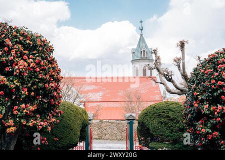 Motomachi Kirche mit Blumen in Hakodate, Hokkaido, Japan Stockfoto