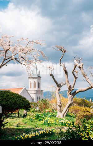 Blick auf die Motomachi-Kirche und den Garten in Hakodate, Hokkaido, Japan Stockfoto